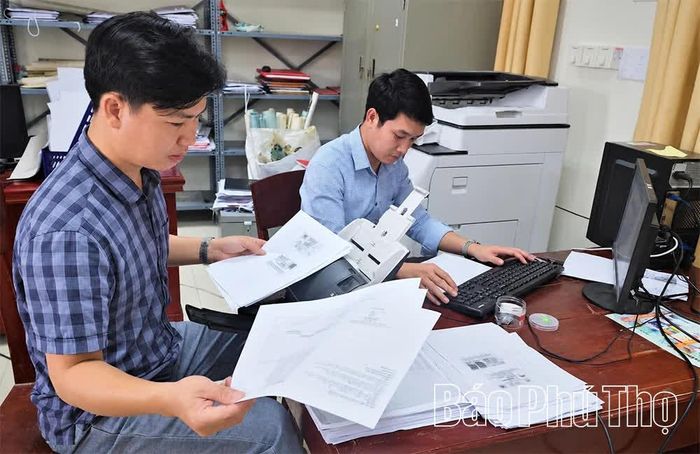 Cán bộ xã Lập Thạch rà soát, số hóa hồ sơ phục vụ chuẩn hóa và làm sạch dữ liệu đất đai.
