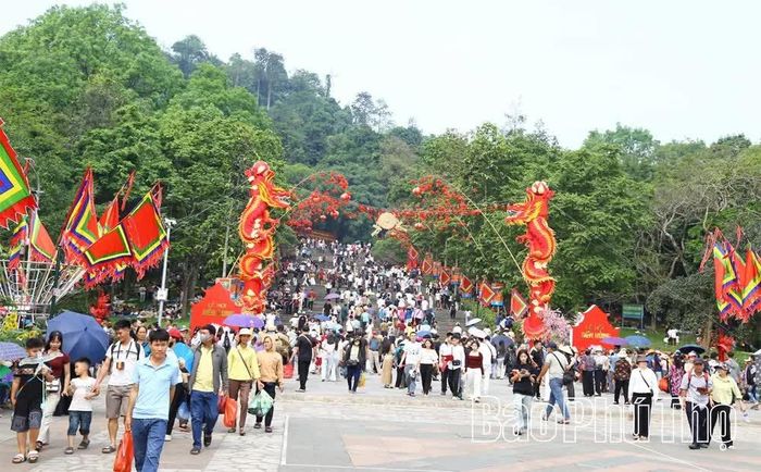 Đông đảo người dân, du khách thăm quan Đền Hùng, tri ân công đức các Vua Hùng đã có công dựng nước.