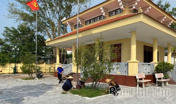 Người dân thôn Yên Định thường xuyên chăm sóc cây cảnh, vệ sinh khuôn viên khu lưu niệm Bác Hồ về thăm.