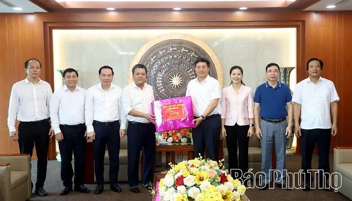 Các đồng chí lãnh đạo tỉnh Khánh Hòa trao quà tặng tỉnh Phú Thọ.