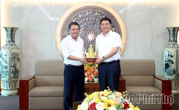 Đồng chí Chủ tịch UBND tỉnh Phú Thọ Trần Duy Đông trao bức tượng Quốc Tổ Hùng Vương tặng đồng chí Bí thư Tỉnh ủy Khánh Hòa Trần Phong.