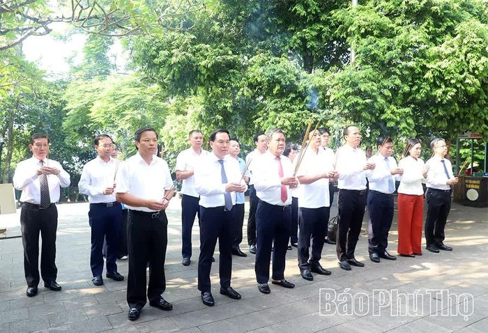 Đoàn đại biểu tỉnh Khánh Hòa dâng hương tưởng niệm các Vua Hùng tại Điện Kính Thiên trên đỉnh núi Nghĩa Lĩnh.