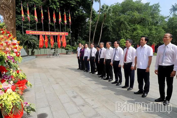 Các đồng chí lãnh đạo tỉnh Khánh Hòa, tỉnh Phú Thọ dâng hoa tưởng niệm tại Bức phù điêu "Bác Hồ nói chuyện với cán bộ, chiến sĩ Đại đoàn Quân Tiên Phong".