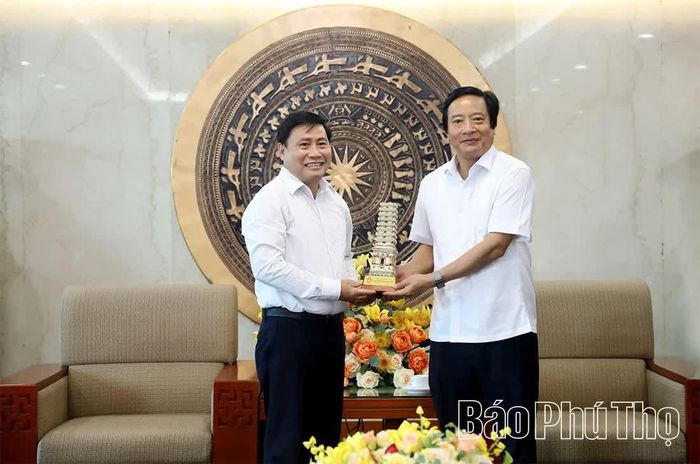 Đồng chí Phó Bí thư Tỉnh ủy Phú Thọ Nguyễn Mạnh Sơn trao biểu tượng Tháp gốm men chùa Trò tặng đồng chí Lâm Đông - Phó Bí thư Tỉnh ủy, Chủ tịch HĐND tỉnh Khánh Hòa.