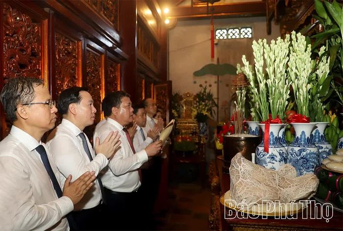 Đoàn thành kính dâng hương tưởng niệm các Vua Hùng.