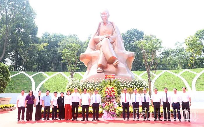 Các đồng chí lãnh đạo tỉnh Khánh Hòa, tỉnh Phú Thọ dâng hoa và chụp ảnh lưu niệm tại Tượng đài "Bác Hồ với ngày hội non sông".