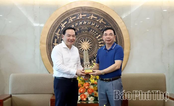 Đồng chí Phó Bí thư Tỉnh ủy Phú Thọ Bùi Huy Vĩnh trao biểu tượng Tháp gốm men chùa Trò tặng đồng chí Phó Bí thư Thường trực Tỉnh ủy Khánh Hòa Hồ Xuân Trường.