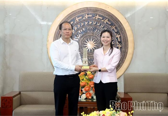 Đồng chí Phó Bí thư Tỉnh ủy, Chủ tịch Ủy ban MTTQ tỉnh Phú Thọ Bùi Thị Minh trao biểu tượng Tháp gốm men chùa Trò tặng đồng chí Nguyễn Khắc Hà - Phó Bí thư Tỉnh ủy, Chủ tịch Ủy ban MTTQ tỉnh Khánh Hòa.