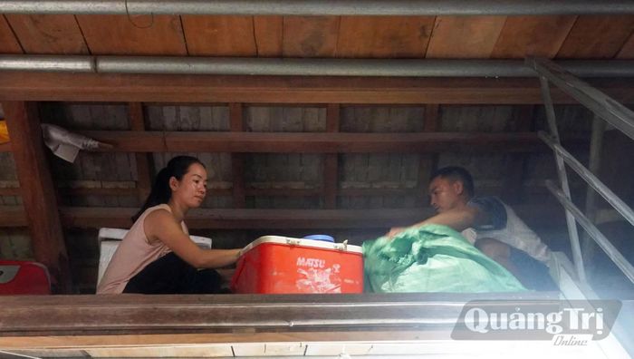 Người dân chủ động kê cao đồ đạc trong mùa mưa lũ - Ảnh: N.M