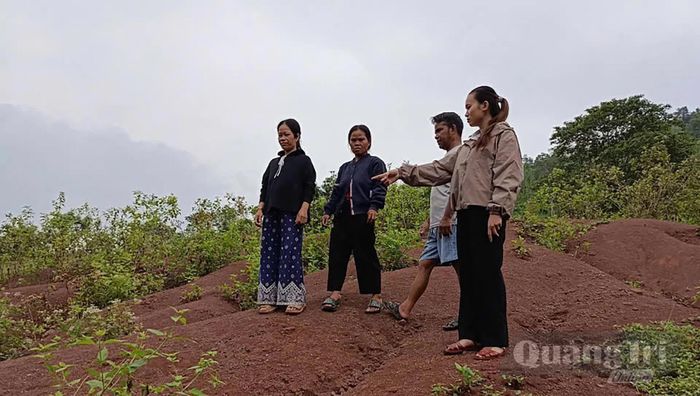 Bí thư Chi bộ thôn A Rông Hồ Thị Diệp (người bên trái) trao đổi, hướng dẫn bà con phòng chống thiên tai - Ảnh: N.M