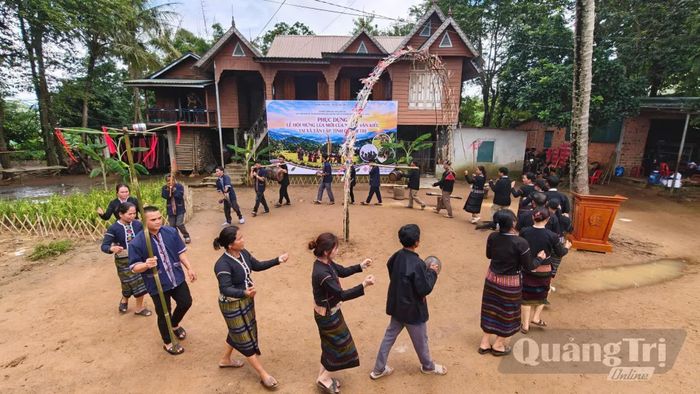 Biểu diễn cồng chiêng quanh cột nêu - Ảnh: L.O