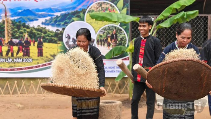 Tái hiện hoạt động sảy gạo tại chương trình - Ảnh: L.O