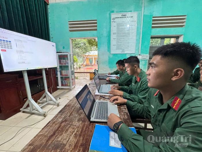Ứng dụng KHCN trong nâng cao chất lượng giáo dục chính trị tại Trung đoàn 19 - Ảnh: Thế Thứ