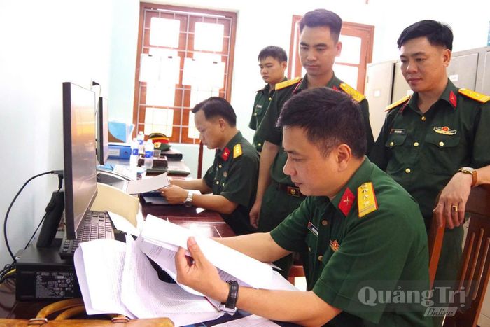 Trung đoàn 19 phục vụ công tác kiểm tra của đoàn Quân khu về lưu trữ văn bản quán triệt - Ảnh: Thế Thứ