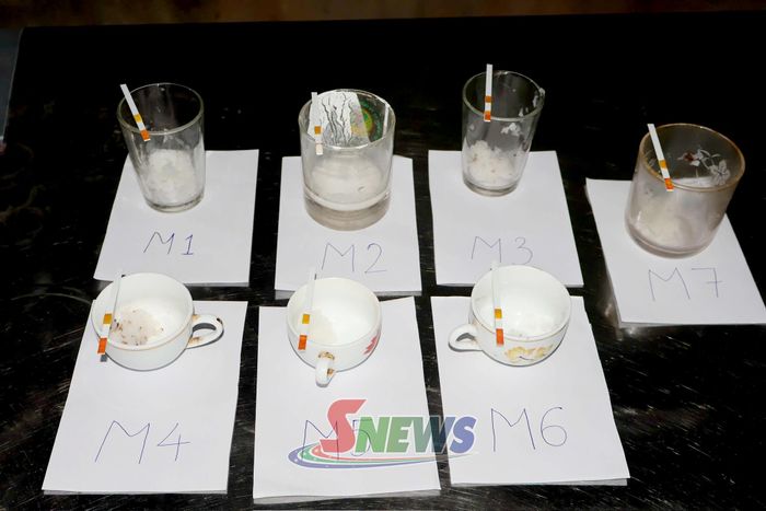 Đội QLTT số 3 test nhanh mẫu bánh cuốn.