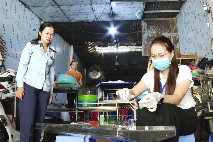 Đội QLTT số 1 phối hợp với cơ quan y tế thực hiện test nhanh mẫu bún tại cơ sở sản xuất.