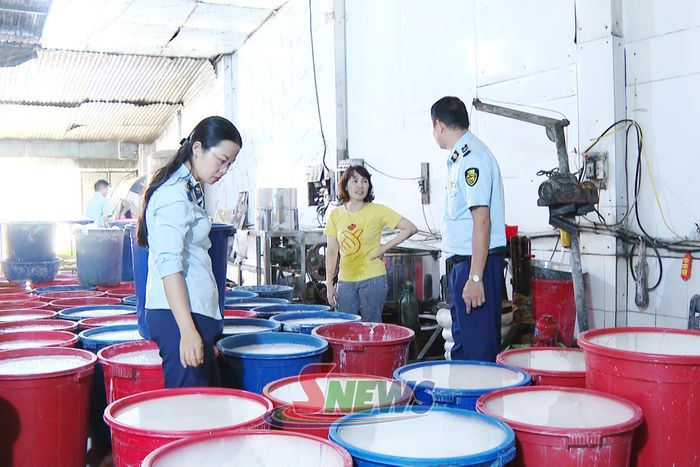 Đội QLTT số 1 kiểm tra cơ sở sản xuất bún tại phường Tô Hiệu.