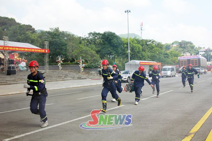 Lực lượng PCCC & CNCH luyện tập tiếp cận hiện trường.