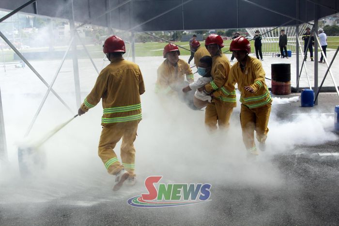 Luyện tập cứu nạn nhân ra khỏi đám cháy.
