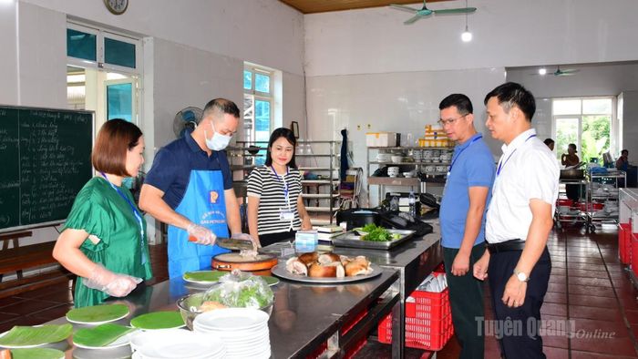 Đoàn kiểm tra khu chế biến của Nhà khách Kim Bình.
