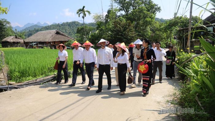 Đoàn công tác Cục Văn hóa và Du lịch châu Văn Sơn khảo sát Làng văn hóa dân tộc Tày thôn Tha, phường Hà Giang 1.