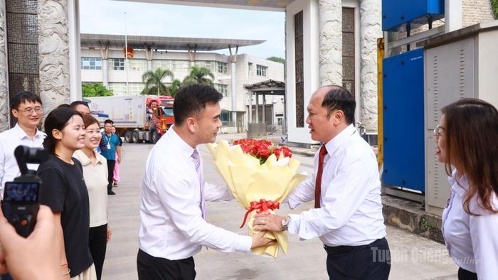 Lãnh đạo Sở Văn hóa, Thể thao và Du lịch tặng hoa, đón đoàn công tác Cục Văn hóa và Du lịch châu Văn Sơn, tỉnh Vân Nam (Trung Quốc) nhập cảnh tại Cửa khẩu Quốc tế Thanh Thủy.