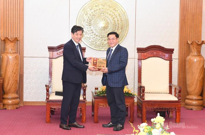 Ông Kwon Sung Taek, Chủ tịch Hiệp hội Kinh tế, Văn hoá Hàn - Việt tặng quà đồng chí Phó Chủ tịch UBND tỉnh Hoàng Gia Long.