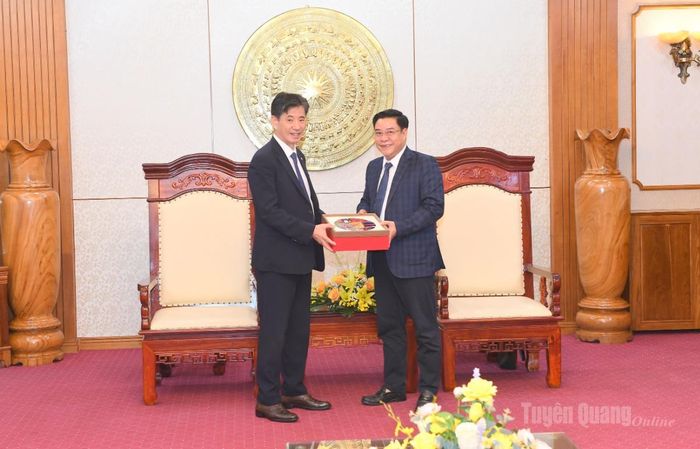 Phó Chủ tịch UBND tỉnh Hoàng Gia Long tặng sản phẩm thổ cẩm của tỉnh cho ông Kwon Sung Taek, Chủ tịch Hiệp hội Kinh tế, Văn hoá Hàn - Việt.