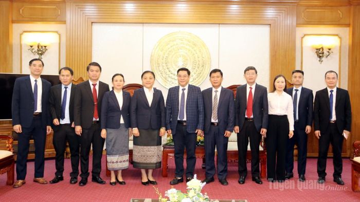 Lãnh đạo hai tỉnh Tuyên Quang và Xiêng Khoảng chụp ảnh lưu niệm.
