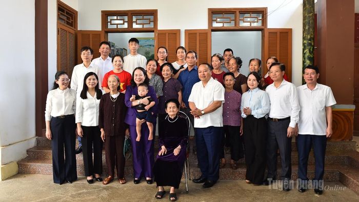 Phó Chủ tịch nước Võ Thị Ánh Xuân cùng các đại biểu chụp ảnh chung.
