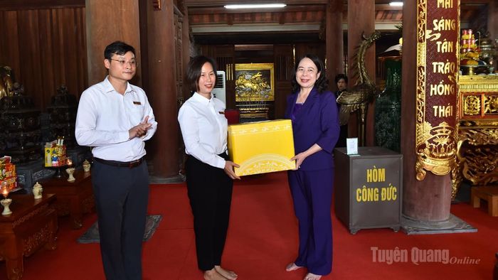 Phó Chủ tịch nước Võ Thị Ánh Xuân tặng quà Ban Quản lý Khu di tích Quốc gia đặc biệt Tân Trào.