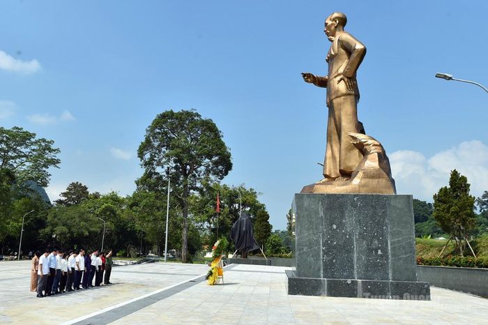 Các đại biểu dâng hoa tại tượng đài Bác Hồ ở Tân Trào.