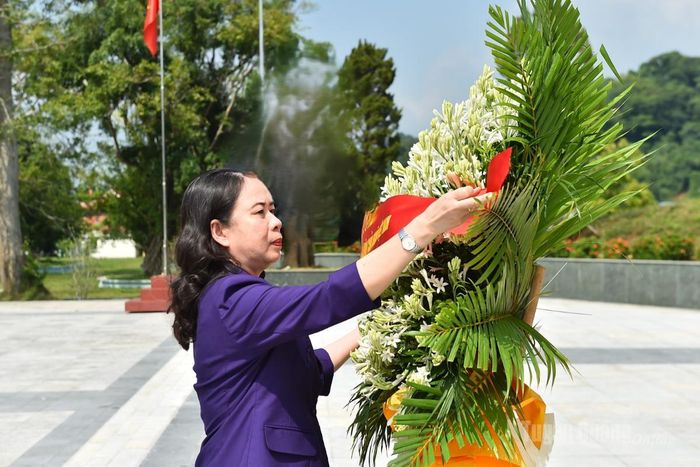Phó Chủ tịch nước Võ Thị Ánh Xuân chỉnh lẵng hoa tại Tượng đài Bác Hồ ở Tân Trào.