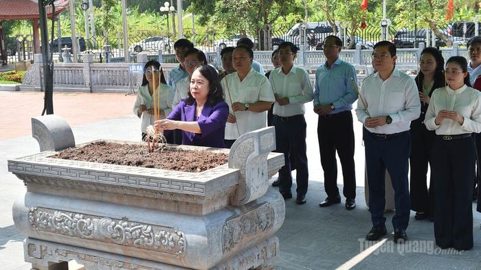 Phó Chủ tịch nước Võ Thị Ánh Xuân và các đại biểu dâng hương tại Khu tưởng niệm Chủ tịch Hồ Chí Minh và các vị tiền bối cách mạng.