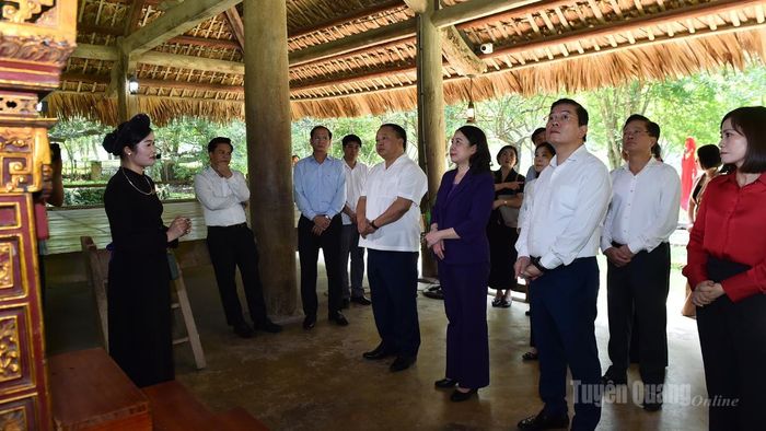 Phó Chủ tịch nước Võ Thị Ánh Xuân và các đại biểu dâng hương, thăm đình Tân Trào.