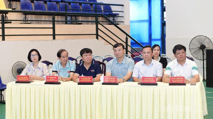 Các đồng chí lãnh đạo tỉnh, lãnh đạo các cơ quan, đơn vị dự lễ bế mạc giải.