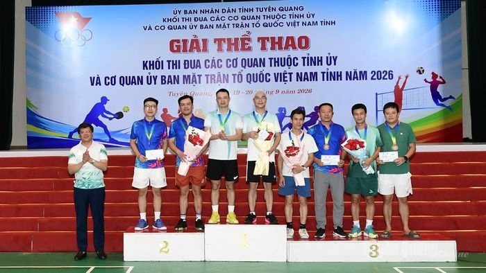 Đồng chí Hà Trung Kiên, Ủy viên Ban Thường vụ Tỉnh ủy, Phó Chủ tịch Thường trực, Thủ trưởng cơ quan Ủy ban MTTQ Việt Nam tỉnh, Trưởng khối thi đua năm 2026 trao giải cho nội dung đôi nam phong trào.