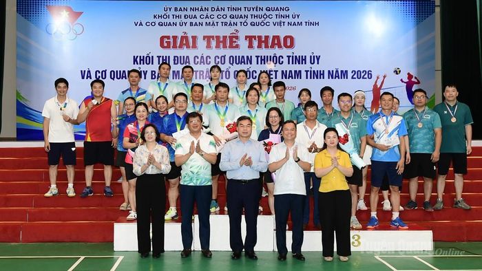 Đồng chí Ma Thế Hồng, Phó Bí thư Tỉnh ủy, Bí thư Đảng ủy MTTQ, các đoàn thể tỉnh, Chủ tịch Ủy ban MTTQ Việt Nam tỉnh và các đồng chí lãnh đạo tỉnh trao giải cho các vận động viên tham gia nội dung bóng chuyền hơi.