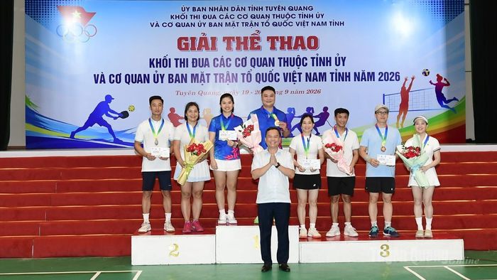 Đồng chí Đỗ Hùng Đức, Ủy viên BCH Đảng bộ tỉnh, Phó Chủ tịch UBND tỉnh trao giải cho nội dung đôi nam, nữ phong trào.