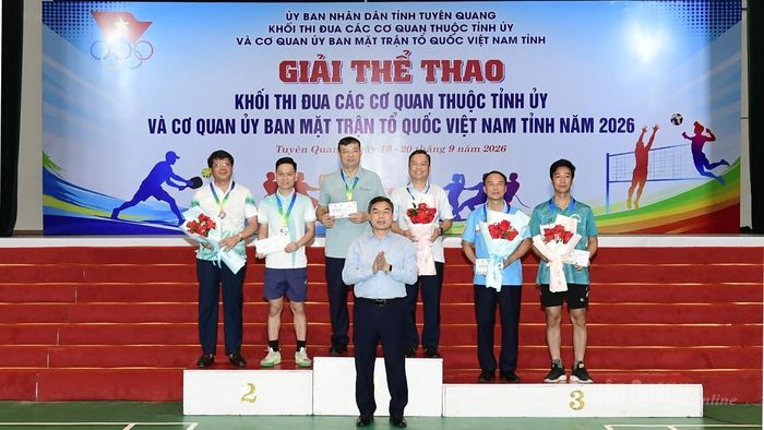 Đồng chí Ma Thế Hồng, Phó Bí thư Tỉnh ủy, Bí thư Đảng ủy MTTQ, các đoàn thể tỉnh, Chủ tịch Ủy ban MTTQ Việt Nam tỉnh trao giải cho nội dung đôi lãnh đạo.