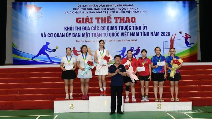 Đồng chí Mai Đức Thông, Ủy viên BCH Đảng bộ tỉnh, Giám đốc Báo và phát thanh, truyền hình Tuyên Quang, Chủ tịch Hội Nhà báo tỉnh trao giải nội dung đôi nữ tại giải đấu.