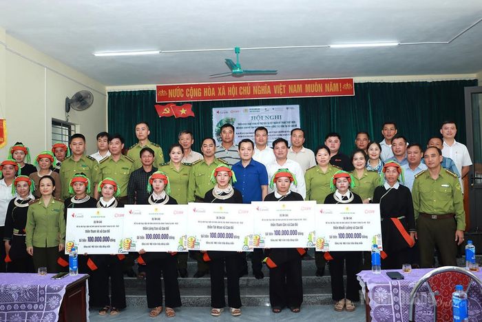 Chi cục Kiểm lâm tỉnh trao kinh phí hỗ trợ cho các nhóm thuộc Dự án C4G để phát triển kinh tế.
