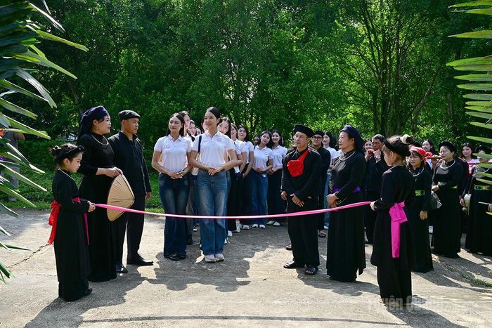 Đoàn dự nghi lễ đám cưới người Tày ở Tân Trào.