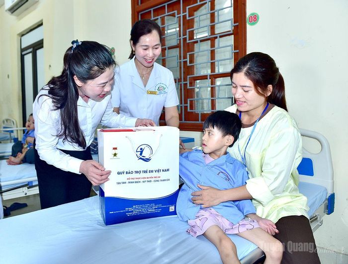 Đồng chí Phó Bí thư Thường trực Tỉnh ủy, Trưởng Đoàn đại biểu Quốc hội tỉnh Lê Thị Kim Dung trao quà, động viên các bệnh nhi.