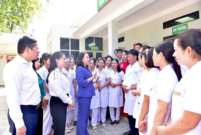 Đồng chí Phó Chủ tịch nước Võ Thị Ánh Xuân trò chuyện, động viên tập thể cán bộ, y bác sĩ, kỹ thuật viên, nhân viên Bệnh viện Phục hồi chức năng Hương Sen.