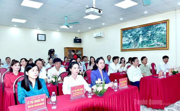 Phó Chủ tịch nước Võ Thị Ánh Xuân và các đồng chí lãnh đạo tỉnh dự chương trình trao quà cho các bệnh nhi đang điều trị tại Bệnh viện Phục hồi chức năng Hương Sen.