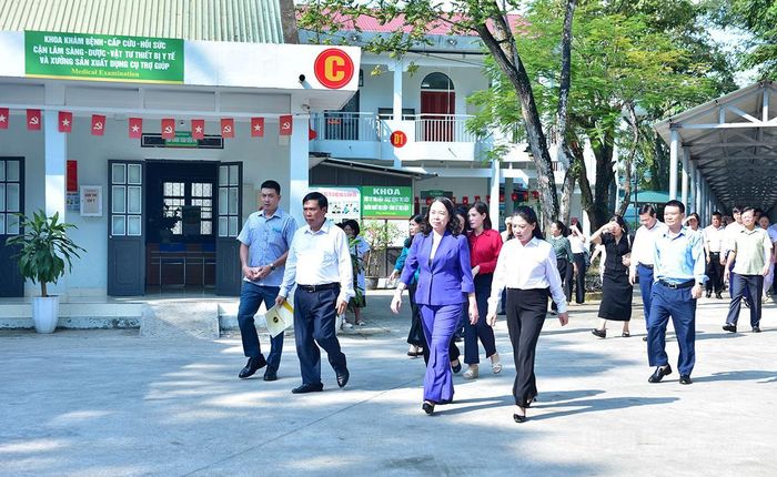 Phó Chủ tịch nước Võ Thị Ánh Xuân thăm, tặng quà tại Bệnh viện Phục hồi chức năng Hương Sen.
