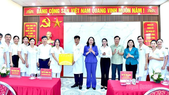 Phó Chủ tịch nước Võ Thị Ánh Xuân và các đồng chí lãnh đạo tỉnh tặng quà và trao 200 triệu đồng cho Quỹ Hỗ trợ trẻ em đang điều trị tại Bệnh viện Phục hồi chức năng Hương Sen.