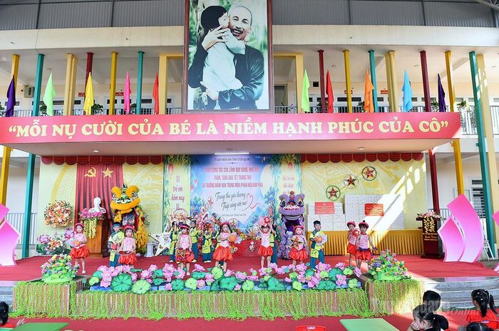 Tiết mục văn nghệ của các cháu Trường Mầm non Trung Môn phân hiệu Kim Phú.