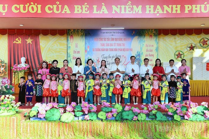 Phó Thủ tướng Phạm Thị Thanh Trà và các đại biểu chụp ảnh chung cùng giáo viên và học sinh Trường Mầm non Trung Môn phân hiệu Kim Phú.